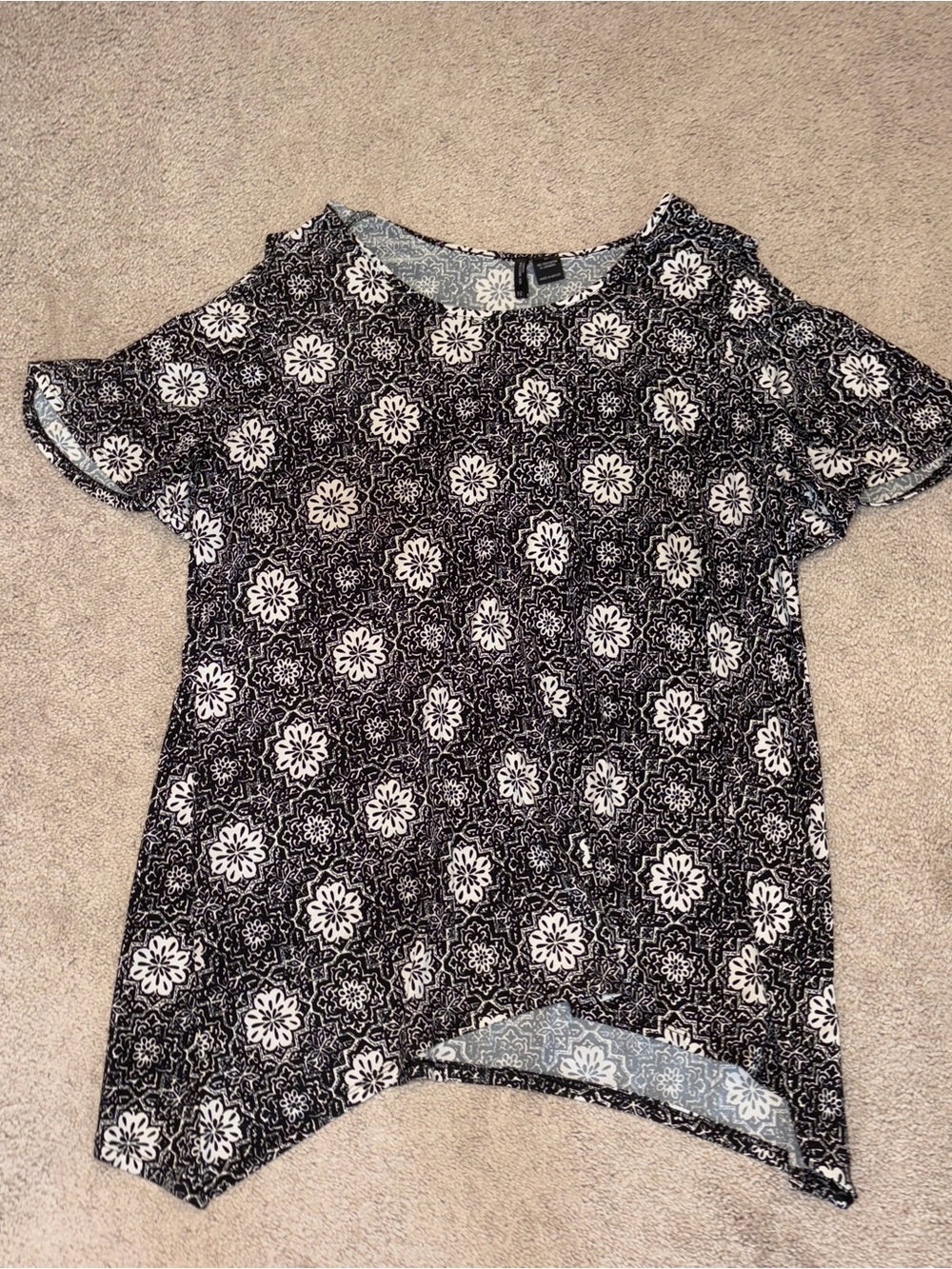 new directions Black and White Floral Cold-Shoulder Top Size: 2X